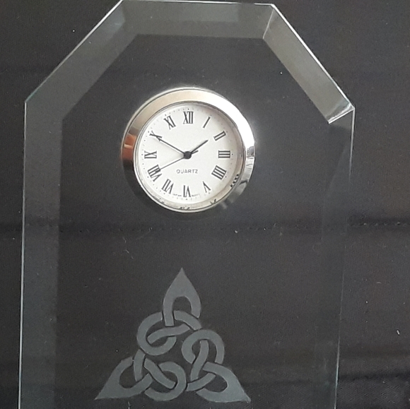 Handcrafted in Scotland Burns Crystal Desk Clock with Trinity Knot - Picture 4 of 15